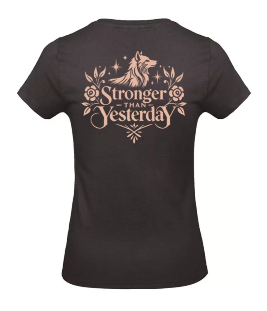 Stronger Than Yesterday Dames T-Shirt - Power Edition (Roségouden & Roze logo's)
