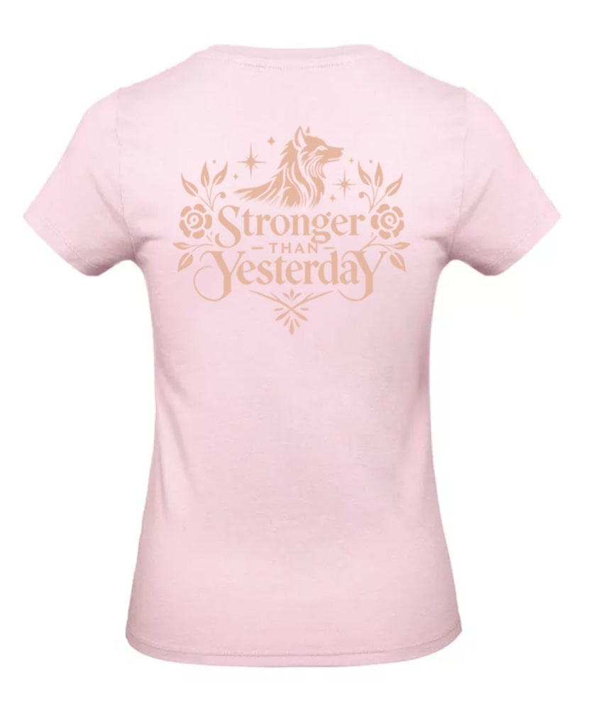 Stronger Than Yesterday Dames T-Shirt - Power Edition (Roségouden & Roze logo's)