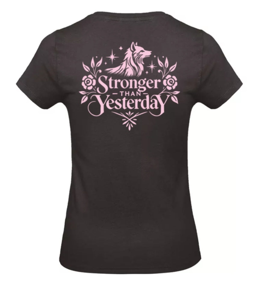 Stronger Than Yesterday Dames T-Shirt - Power Edition (Roségouden & Roze logo's)