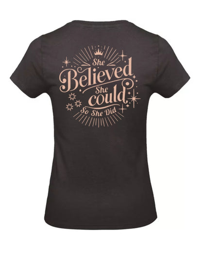 She Believed Dames T-Shirt - Power Edition (Roségouden & Roze Logo's)