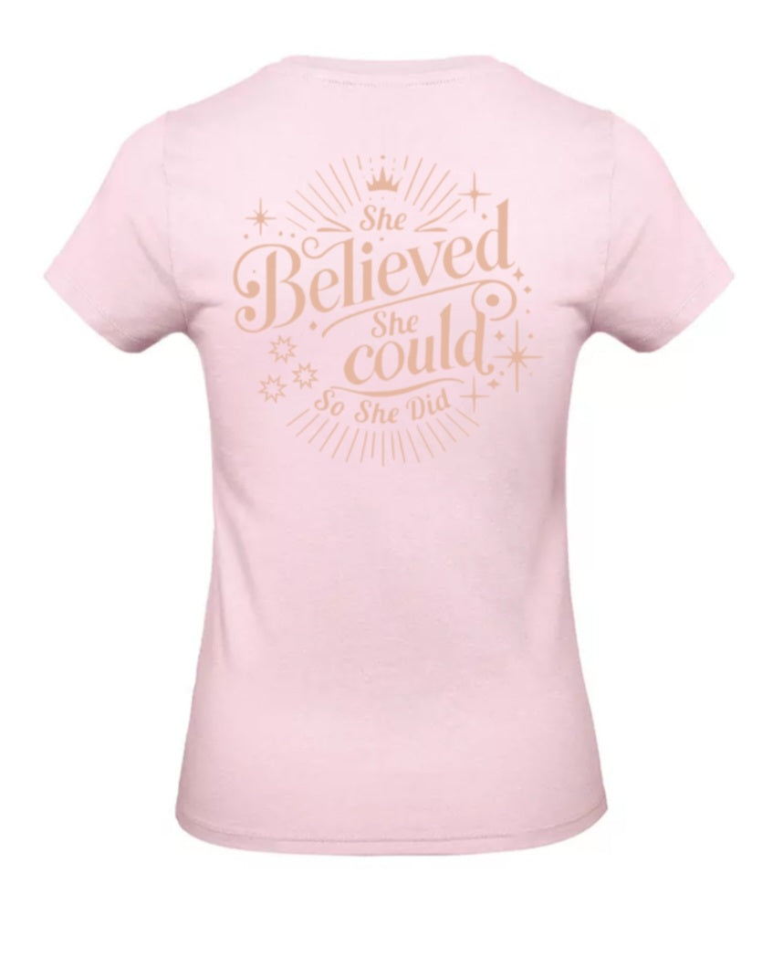 She Believed Dames T-Shirt - Power Edition (Roségouden & Roze Logo's)