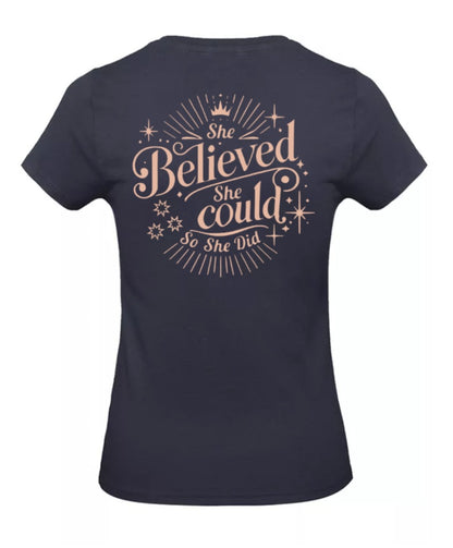 She Believed Dames T-Shirt - Power Edition (Roségouden & Roze Logo's)