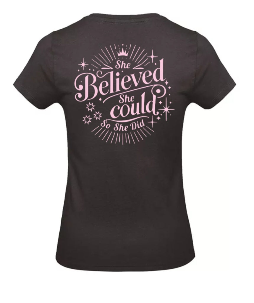 She Believed Dames T-Shirt - Power Edition (Roségouden & Roze Logo's)