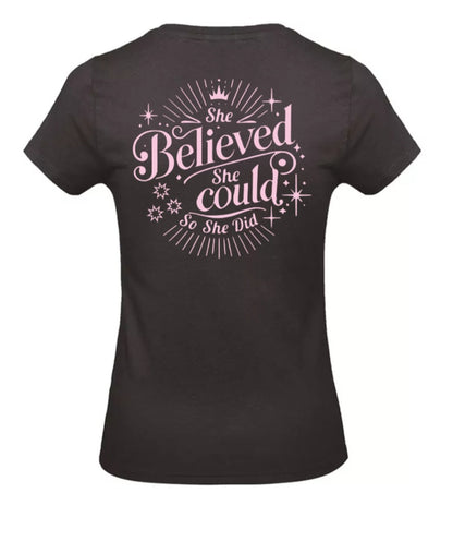 She Believed Dames T-Shirt - Power Edition (Roségouden & Roze Logo's)