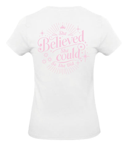 She Believed Dames T-Shirt - Power Edition (Roségouden & Roze Logo's)