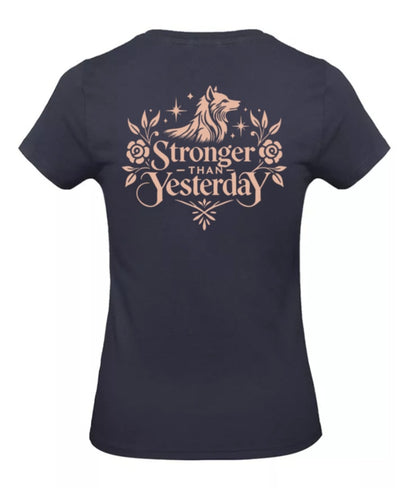 Stronger Than Yesterday Dames T-Shirt - Power Edition  (Roségouden & Roze logo's)